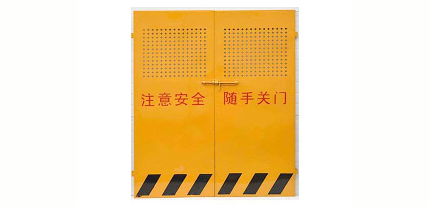 為什么施工電梯防護門是黃色的？